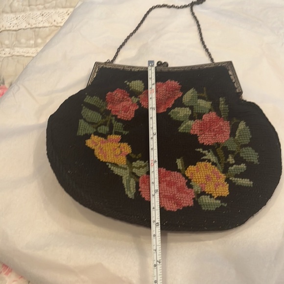Antique embroidered small flower pattern purse with chain - Picture 5 of 9